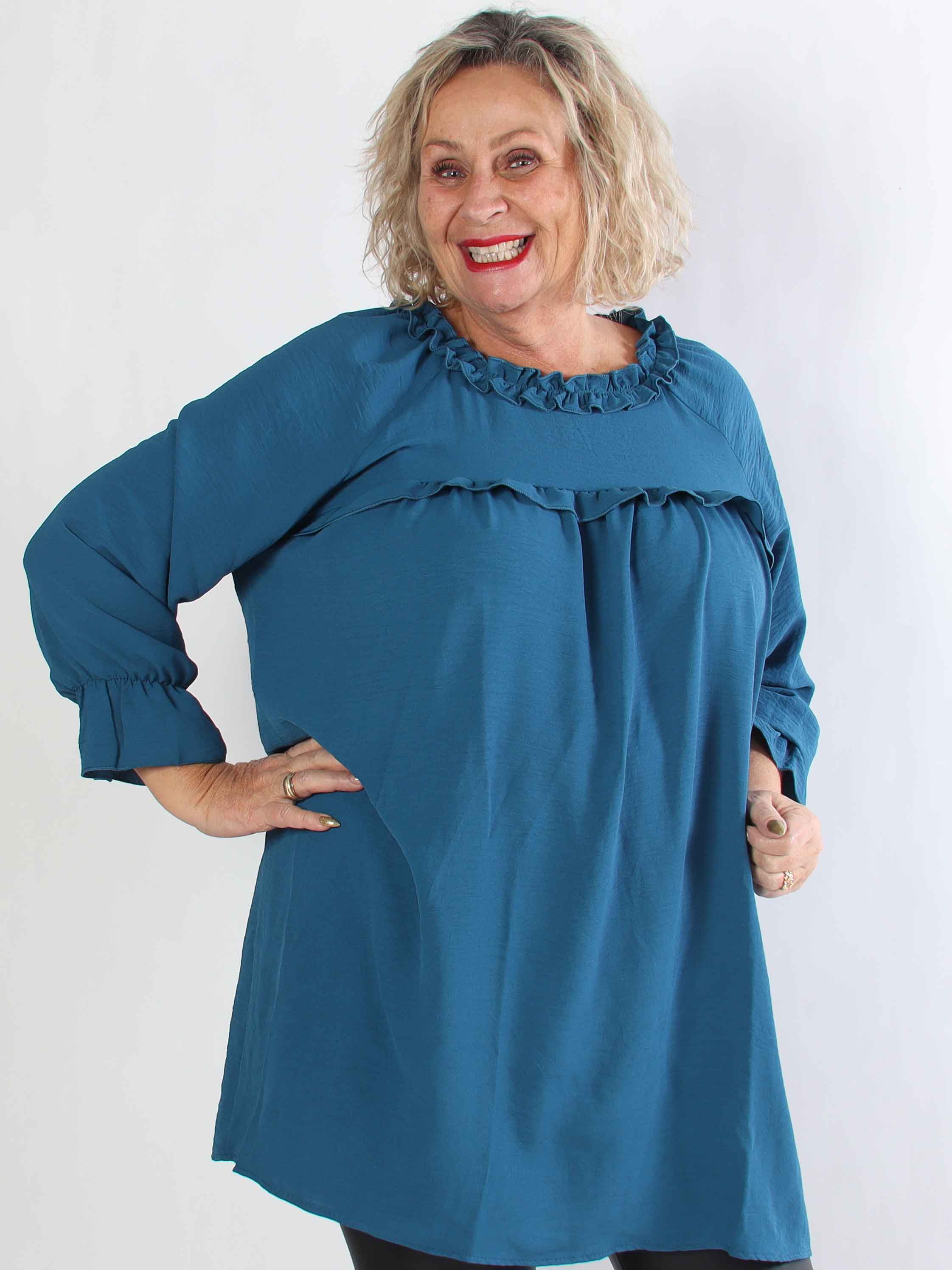 Waleria - Sød plus size kjole i viskose med fine flæsedetaljer